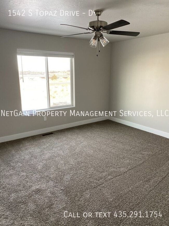 Photo - 1542 S W Topaz Dr