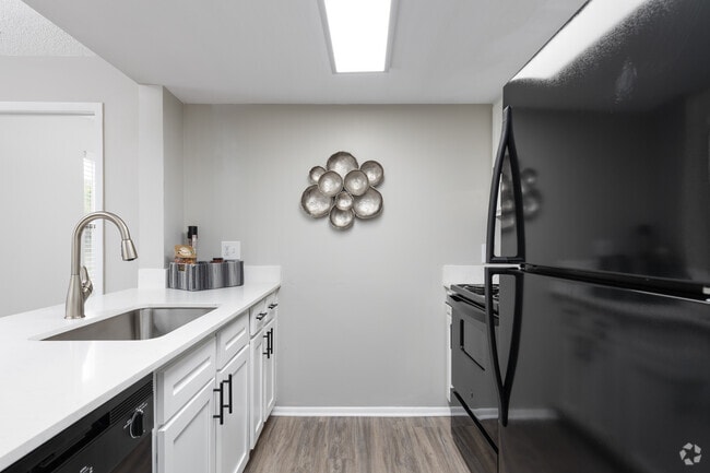 2BR, 2BA - 950SF - Kitchen - Heron Lake