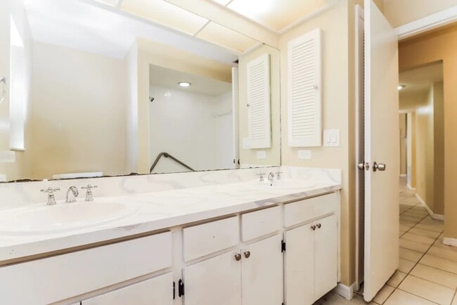 Photo - 2997 Farnham Way