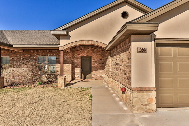 Building Photo - Gorgeous townhome!