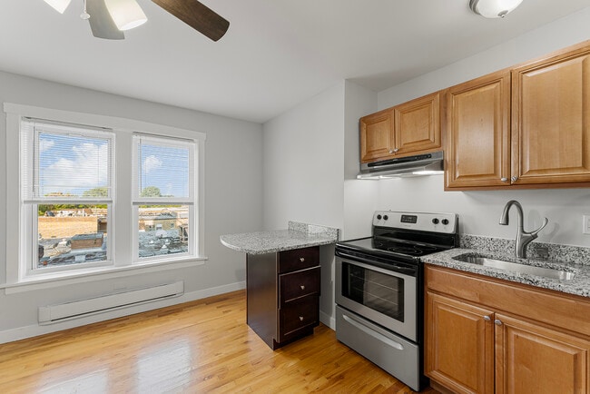 Photo - 7450 N Greenview Ave