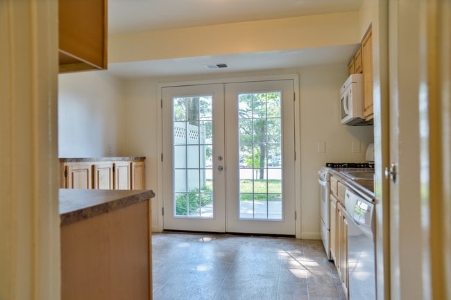 Three bedroom town home kitchen - Potomac Commons