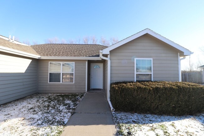 Building Photo - Spacious home for rent!