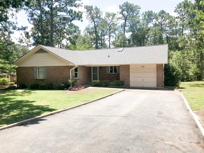 Photo - 300 Selkirk Trail