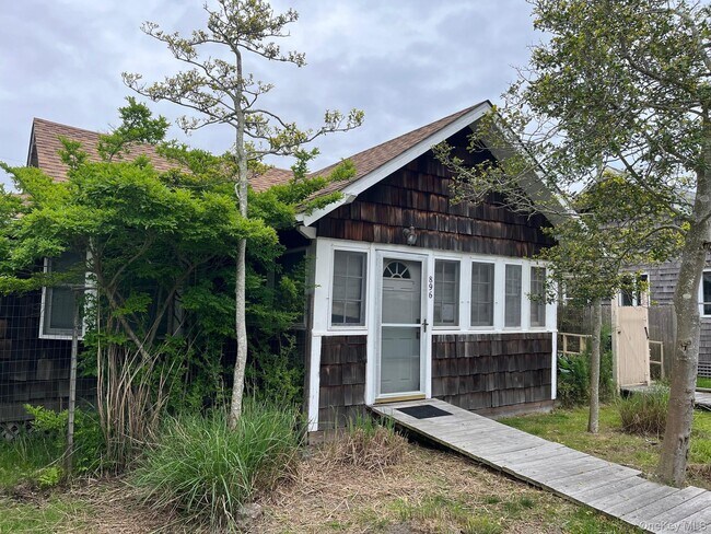 896 Evergreen Walk