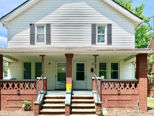 Building Photo - 1911-1911 E 34th St Unit 1911