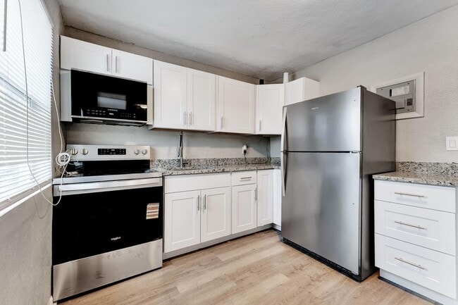 Photo - 172 W 15th St