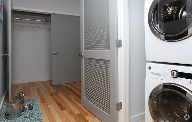2 Br, Entryway