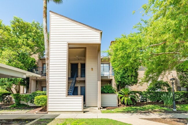 Building Photo - 7098 N Holiday Dr