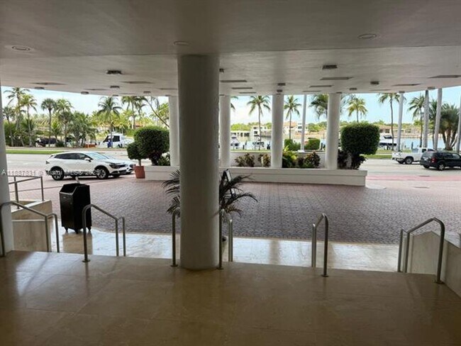 Building Photo - 5005 Collins Ave Unit 5005 Collins Ave appt 1525