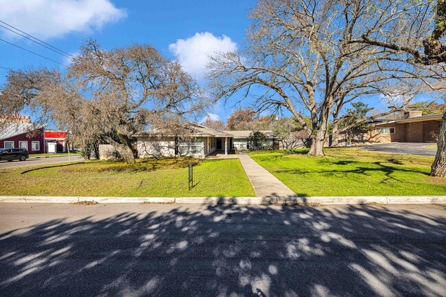 Photo - Oakhurst Duplex Unit 103 Oakhurst