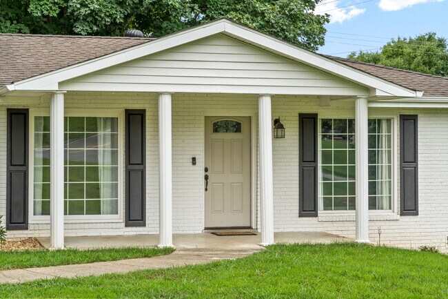 Photo - 370 Rossview Rd