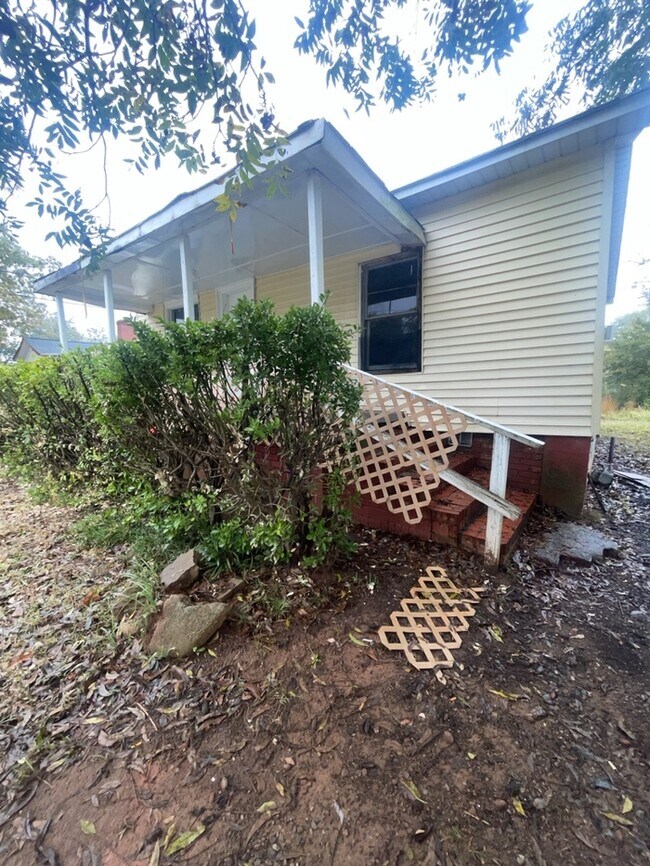Building Photo - 2 Bedroom 1 Bathroom