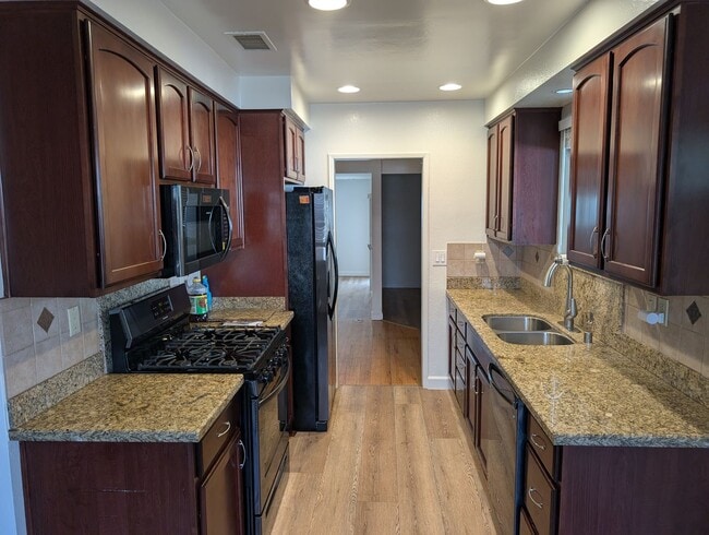 Photo - 748 W Gage Ave