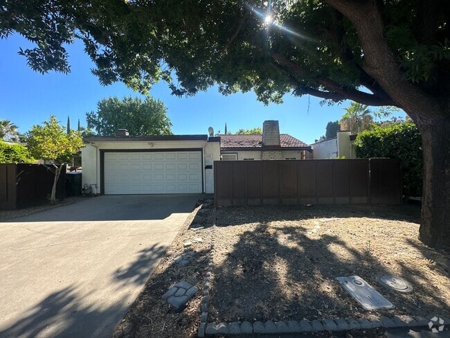 Building Photo - 308 N Riverside Dr Rental