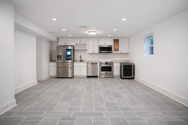 Photo - 1633 Kalmia Rd NW