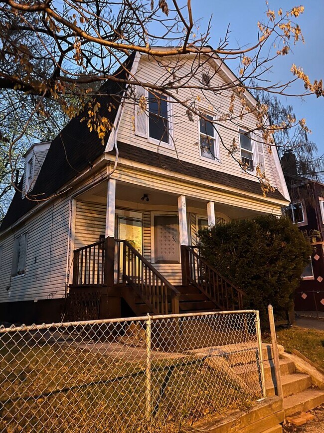 SPACIOUS NEWLY RENOVATED SINGLE FAMILY REN... Rental House Rental in