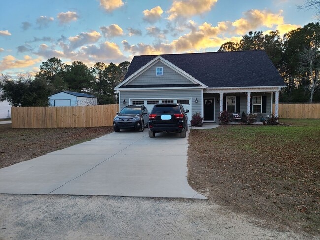 Building Photo - 3 Bed, 2.5 Bath home in Hampstead
