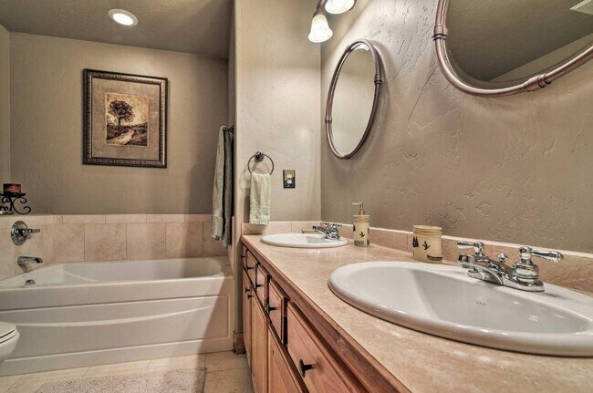 Photo - 400 Paintbrush Ter