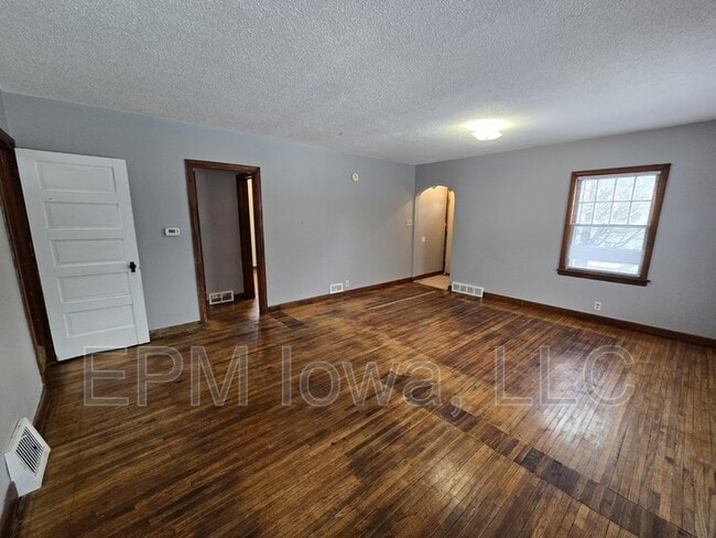 Photo - 401 Charles St