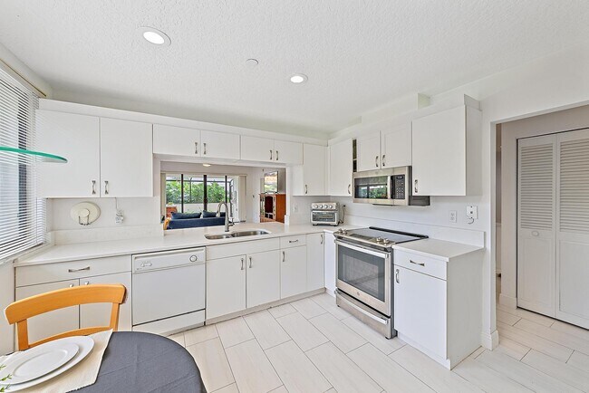 Photo - 811 Oak Harbour Dr