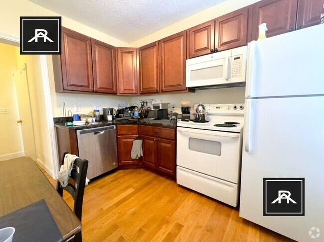 Building Photo - 2 bedroom in Brookline MA 02446 Unit 1 Rental
