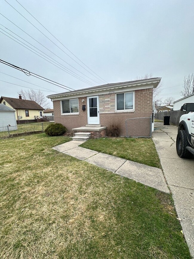 3 Bedroom Home In Roseville - 3 Bedroom Home In Roseville