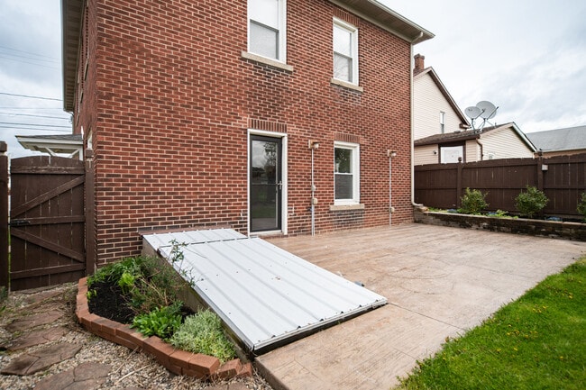 39 Laverack Ave Unidad Lower Furnished