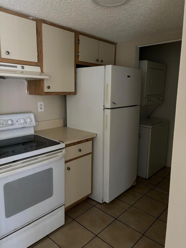 Building Photo - 7200 NW 179th St Unit 310