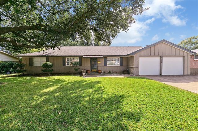 Photo - 6728 Victoria Ave