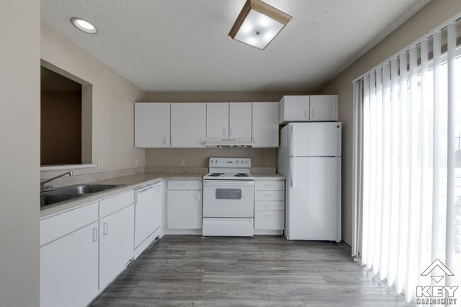 2 bedroom, kitchen