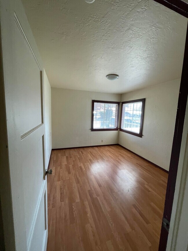 Photo - 405 S West St