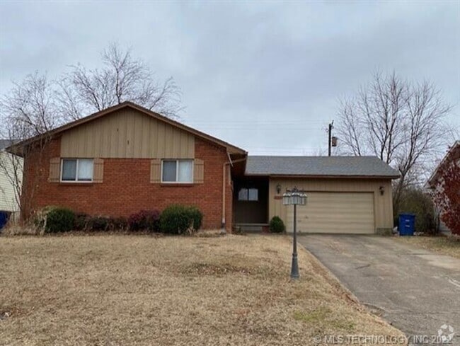 Building Photo - Mid-town Gem where comfort meets convenien... Rental