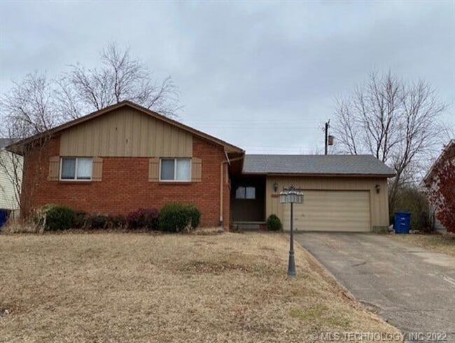 Mid-town Gem where comfort meets convenien... - Mid-town Gem where comfort meets convenien... House
