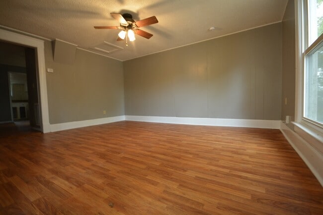 Building Photo - Rent this 2 Bedroom 1 bathroom Home