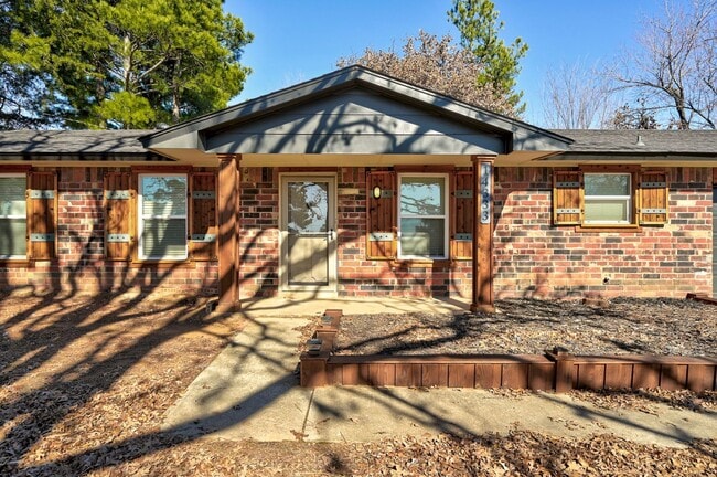 Building Photo - Stunning home in Choctaw with 3 bedrooms and 1.5 bathrooms!