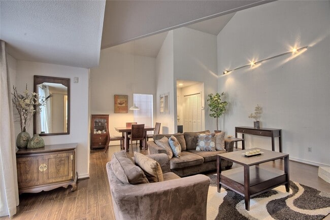 Building Photo - 9809 Richmond Ave. Unit C16