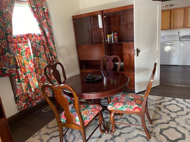 Dining area - 504 Glover St