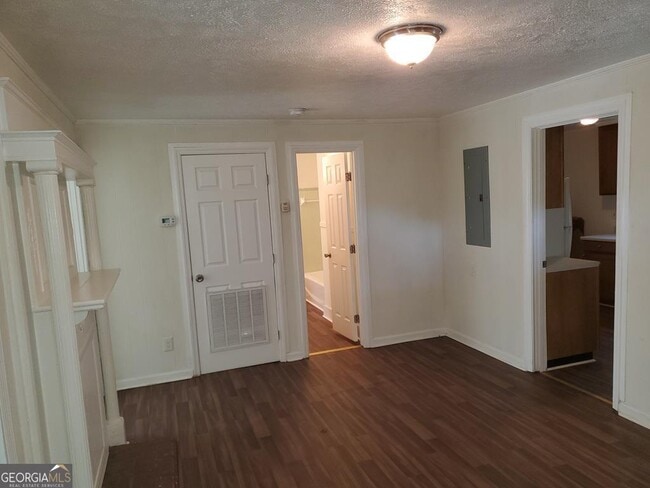 Building Photo - 310 Roberts St