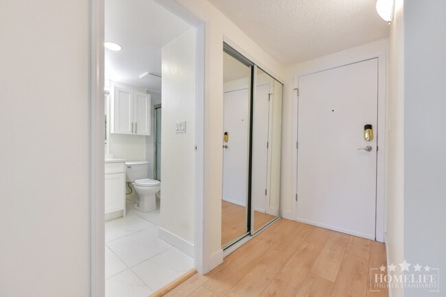 Photo - Fully Renovated 2 Bedroom Condo in White Rock - Walk to the Beach Unité 108
