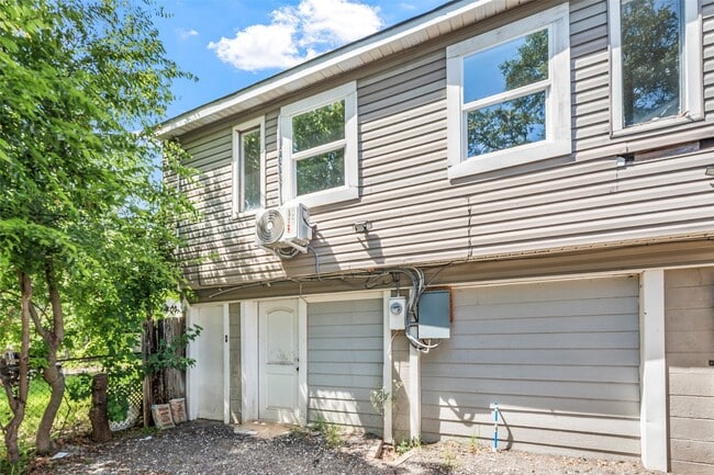 Photo - 213 Caplin St
