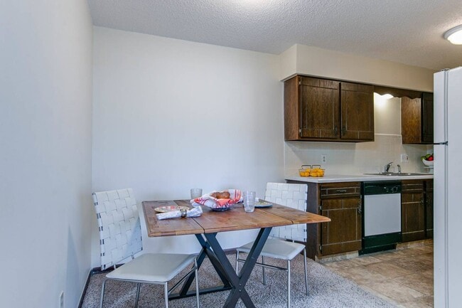 Comedor - 3124, 3128, 3132 Lundin Drive