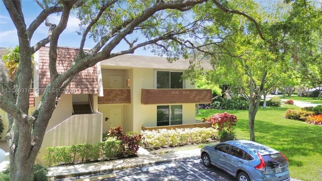 Building Photo - 3641 Oaks Clubhouse Dr Unit 201