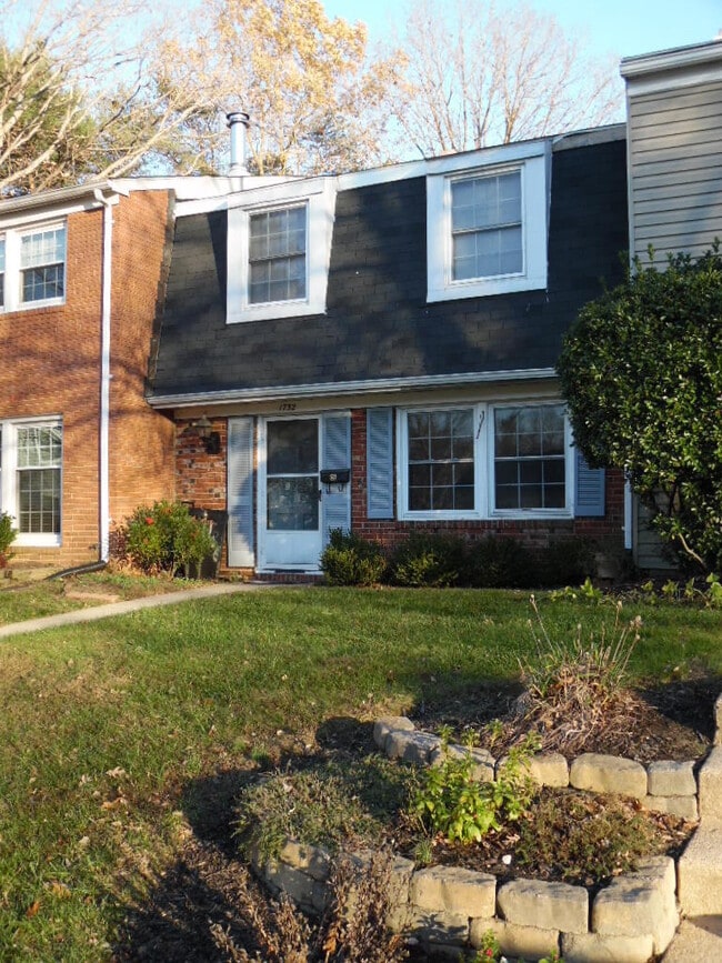 Building Photo - Olde Crofton Charm! Two Bedroom Townhome