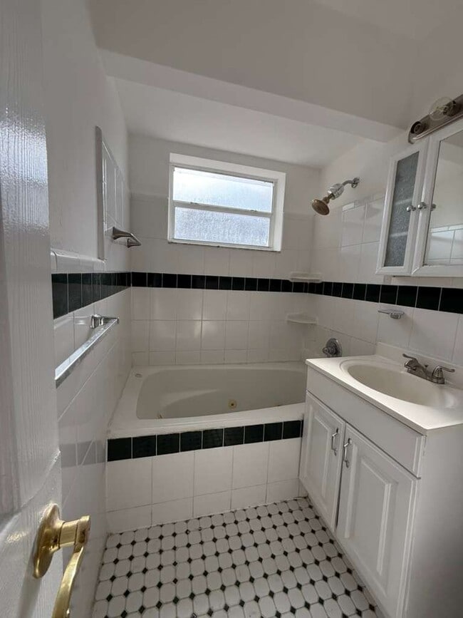 Photo - 6409 Rodman St