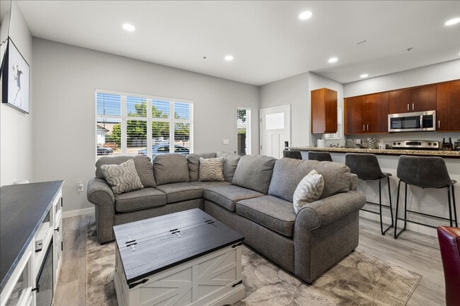 Building Photo - 502 S 15th St Unit ID1308960P Rental