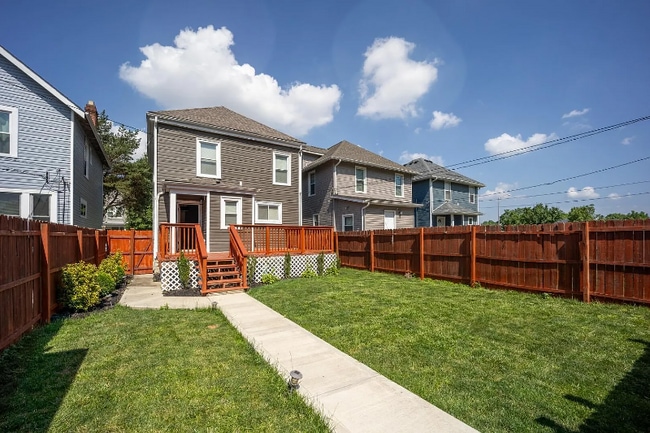 Photo - 582 Gilbert St