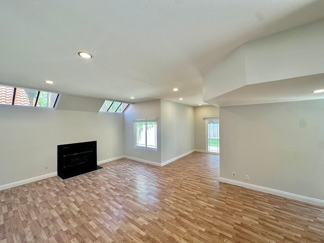Building Photo - Spacious Updated Home In Desirable 92029 I...