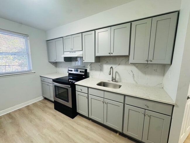 Photo - Renovated 3bd/1.5 bth House with Rear yard...