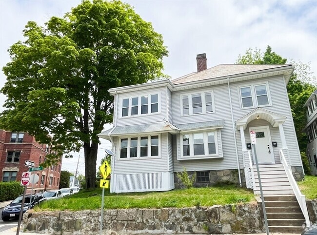 Building Photo - 44 Bellevue St Unit 2 Rental